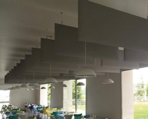 Baffle akoestische panelen in restaurant