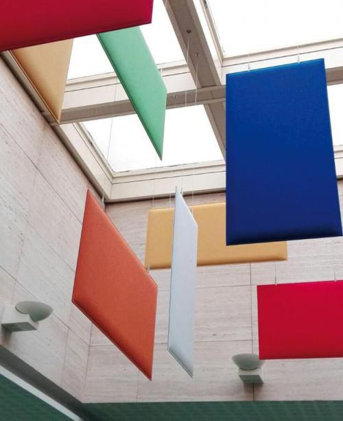 akoestische baffles toegepast in trappenhuis
