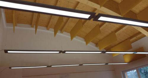 akoestische baffles in ruimte met hoog plafond