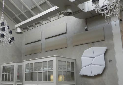 akoestische baffles in ruimte met hoog plafond