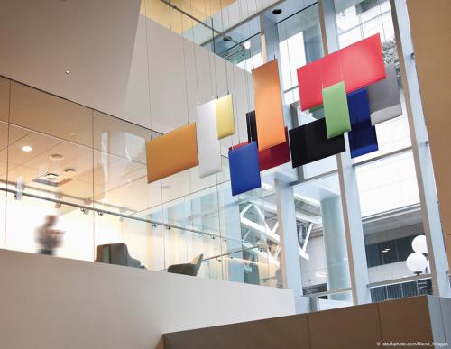akoestische baffles toegepast in atrium